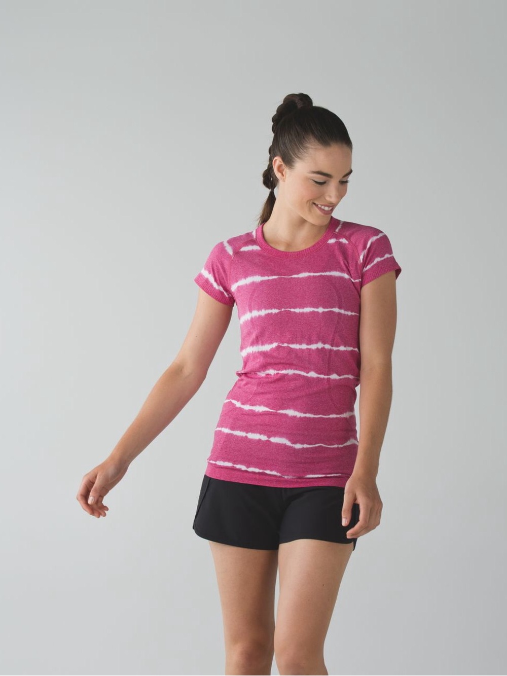 Lululemon Swiftly Tech Short Sleeve Crew
Cranberry Size 6